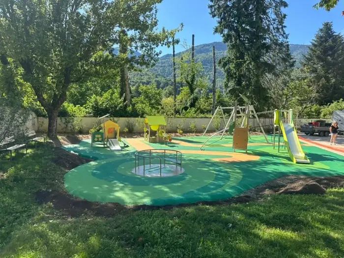 Aire de jeux communale avec sol EPDM vert