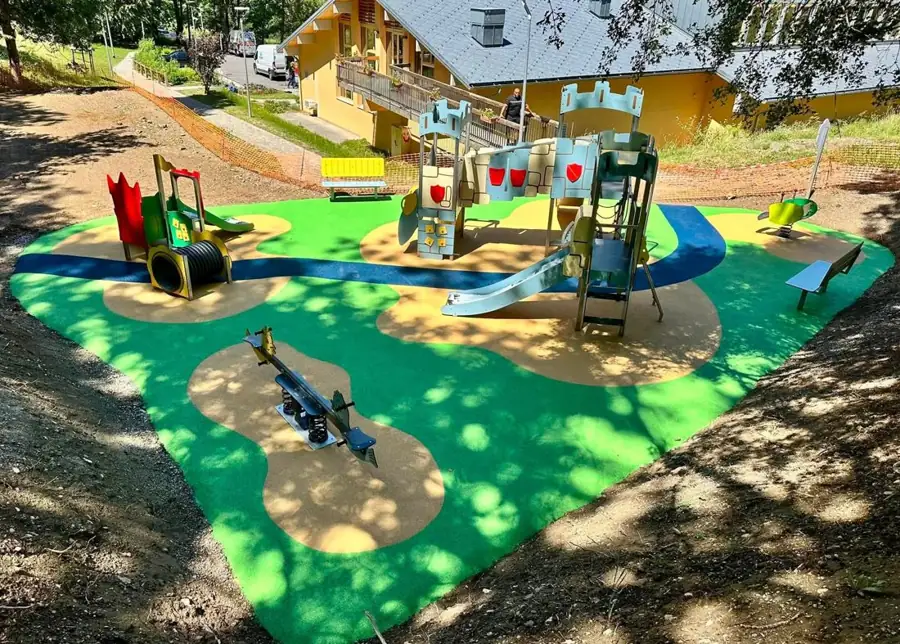 Sol EPDM vert et sable avec une allée bleue autour de jeux