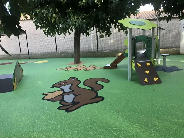 Sol EPDM vert avec un écureuil coulé dans le revêtement