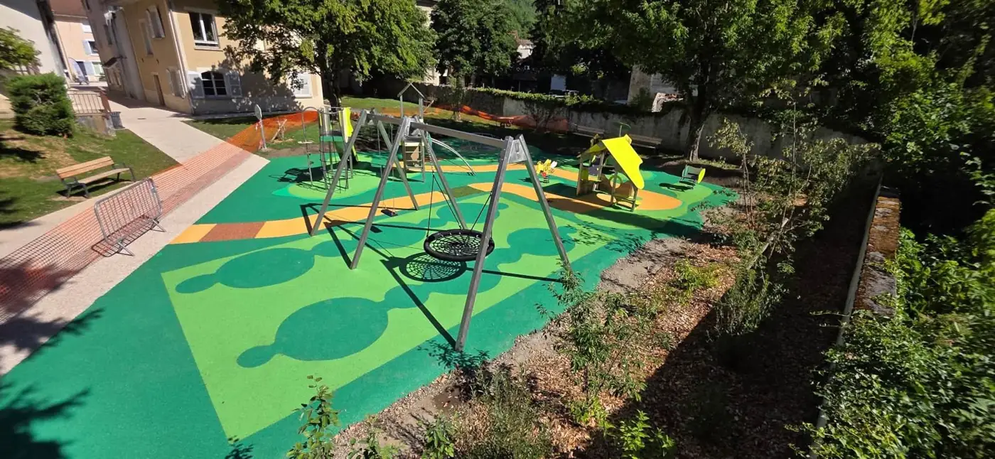 Aire de jeux avec sol amortissant EPDM vert et allée orange