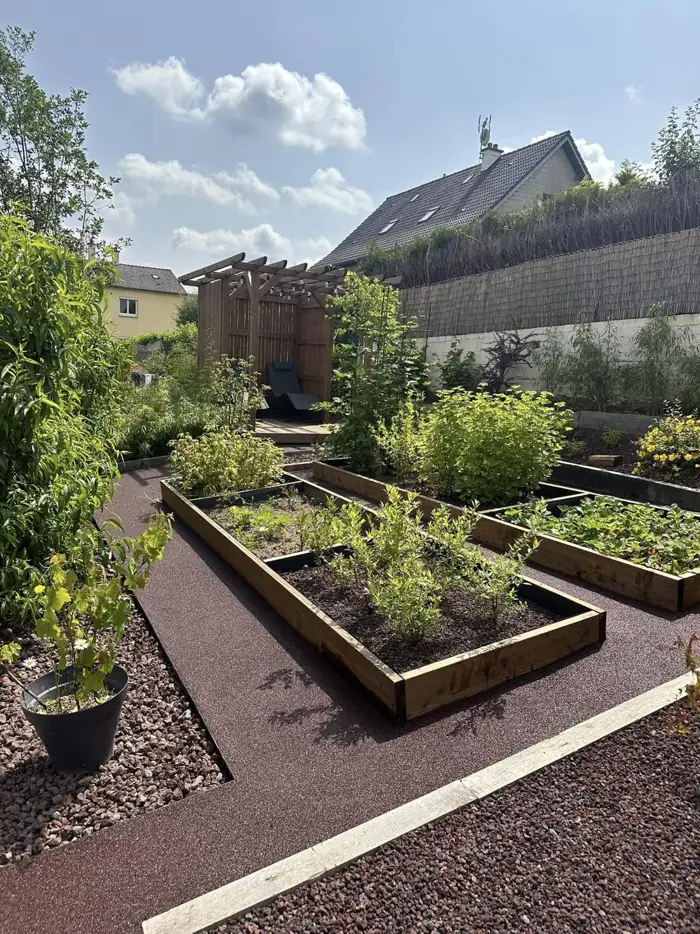 Allées de potager en sol coulé dans un jardin de particulier