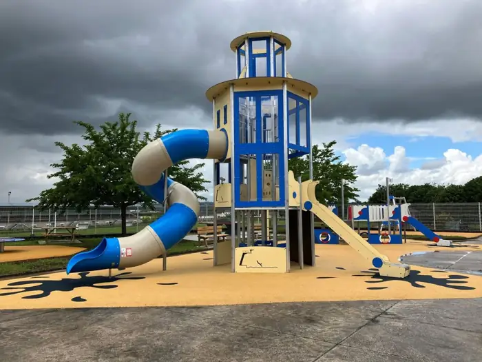 Aire de jeux phare sur sol EPDM jaune avec motifs
