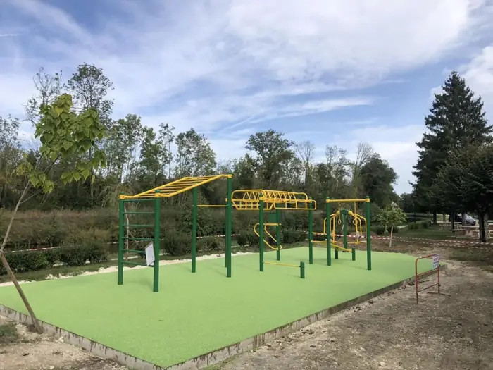 Parcours street workout sur sol amortissant vert