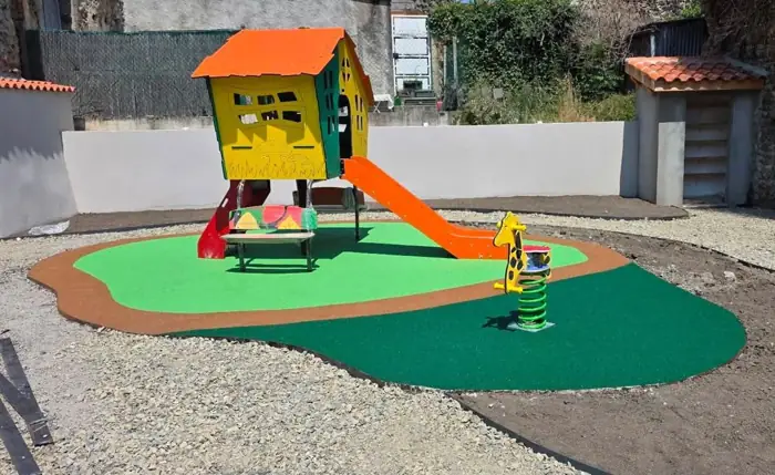 Petite aire de jeux sur sol EPDM vert et brun